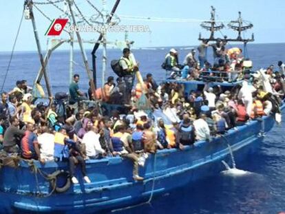 Barco rescatado ayer por la marina italiana.