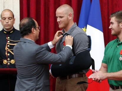 Hollande entrega la Legión de Honor a los héroes del tren