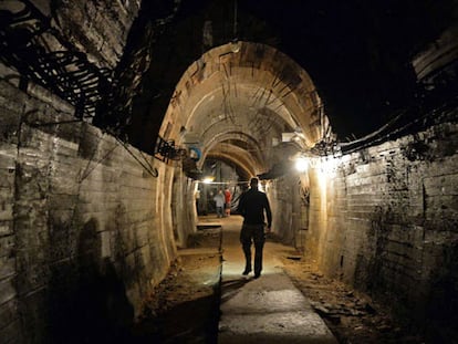 Um homem caminha por um túnel na área onde se busca o trem nazista.
.