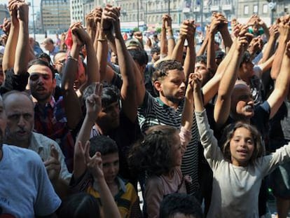 Miles de refugiados encallan en Hungría ante las trabas policiales