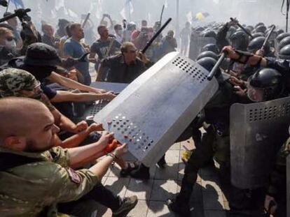Enfrentamientos ante el Parlamento ucraniano en Kiev (Ucrania), el 31 de agosto de 2015.