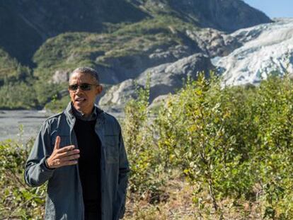 Obama, este martes, frente a un glaciar en Alaska.