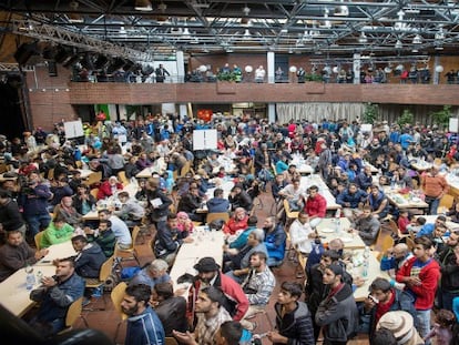 Merkel se enfrenta a la oposición interna por dar paso a los refugiados