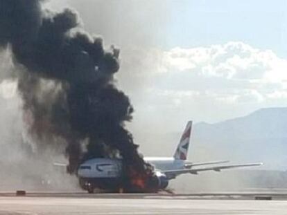 Avião lotado pega fogo em Las Vegas, mas ninguém fica ferido