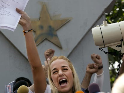 Lilian Tintori, esposa de Leopoldo López, sostiene la carta que su marido ha escrito para sus seguidores, ayer en Caracas.