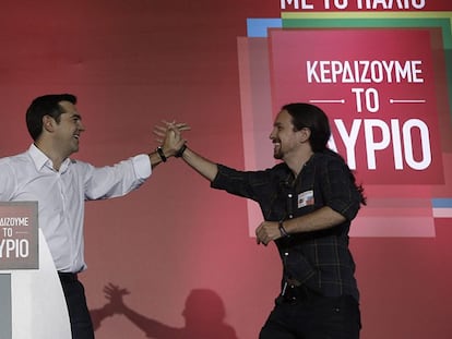 Tsipras e Iglesias durante el mitin en Atenas. / PAUL HANNA (Reuters)
