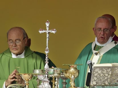 O papa Francisco (direita) ao lado do cardeal cubano Jaime Ortega, oficia missa neste domingo em Havana.