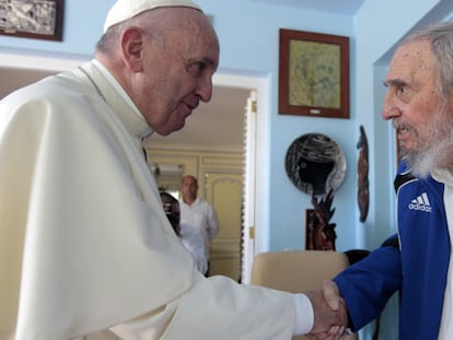 <b><a href= "http://brasil.elpais.com/brasil/2015/09/20/internacional/1442769457_123747.html">O PAPA E CASTRO REÚNEM-SE EM HAVANA.</a></b> O ex-líder e o pontífice mantiveram um encontro "familiar e informal", segundo o Vaticano