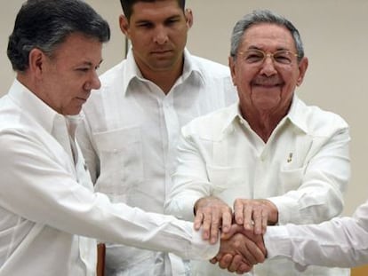 Video: President Santos (l) and FARC leader “Timochenko” shake hands.