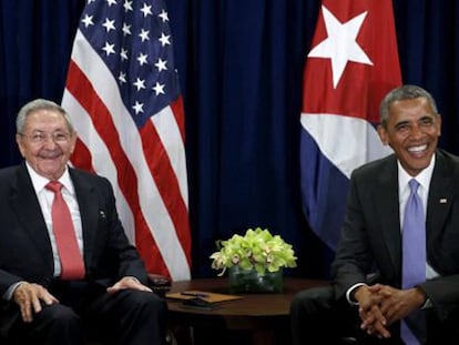 En la foto, Castro y Obama, durante su encuentro de hoy en Nueva York. Ambos líderes buscan acabar definitivamente con décadas de enemistad. El embargo, principal escollo.