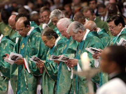 Prelados en la misa de apertura del Sínodo de Obispos sobre la Familia en Roma. / GIUSEPPE LAMI (EFE)