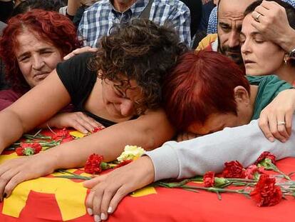 Entierro de una de las víctimas. (Foto: GETTY / Vídeo: REUTERS)