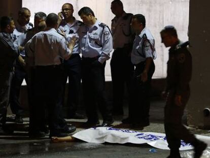 Policías israelíes rodean el cuerpo del autor del ataque en Beer Sheva / YEHUDA PERETZ (AFP)