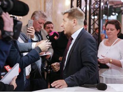 El presidente de la UDC-SVP, Toni Brunner, atiende a los medios en el Parlamento suizo en Berna. / PETER KLAUNZER (EFE)