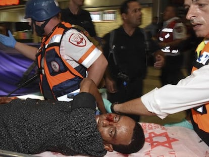 La policía evacua al inmigrante tiroteado y linchado el domingo en Beer Sheba.