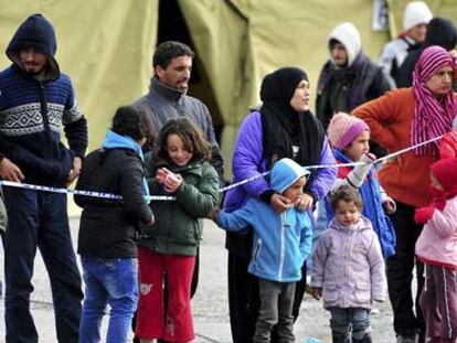 Varios refugiados esperan en un centro de Sredisce ob Dravi (Eslovenia) este martes.