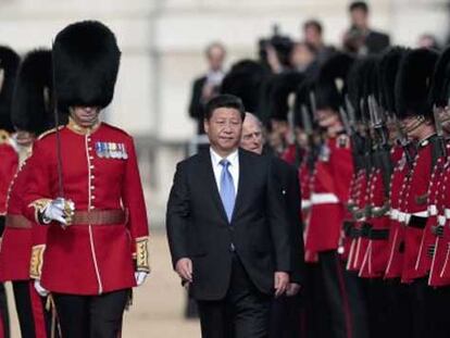 Xi Jinping y el duque de Edimburgo, rodeados de la guardia real.