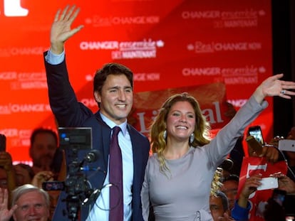 Justin Trudeau y su esposa saludan a sus partidarios en Montreal.