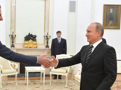 Assad (esq.) cumprimenta Putin no Kremlin.