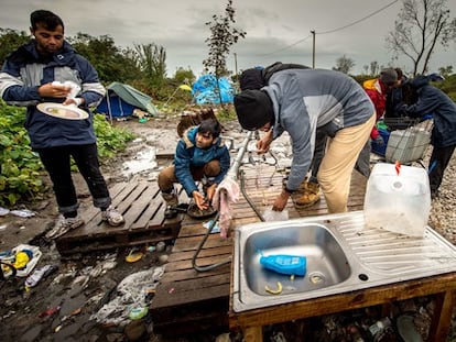 Inmigrantes en un campamento en Calais.