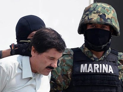 El Chapo siendo transladado por agentes de seguridad