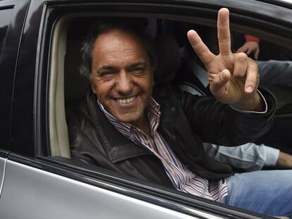 Scioli hace el signo de la victoria tras votar en Buenos Aires.