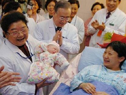 Autoridades visitam, em hospital de Pequim, menino considerado o habitante número 1.300.000.000 da China, em 2012.