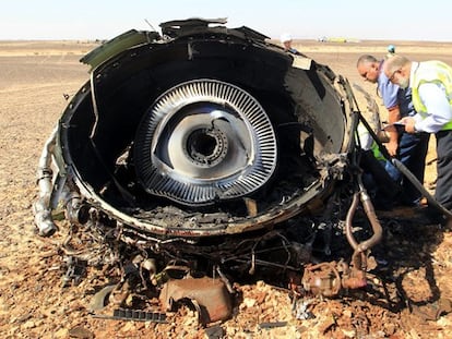 Restos do avião | Foto: KHALED ELFIQI / Vídeo: REUTERS