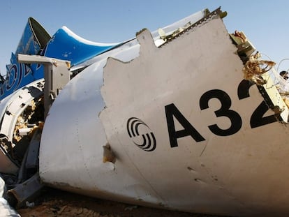 Imagen de una pieza del fuselaje del avión siniestrado en el Sinaí facilitada por el Gobierno ruso.