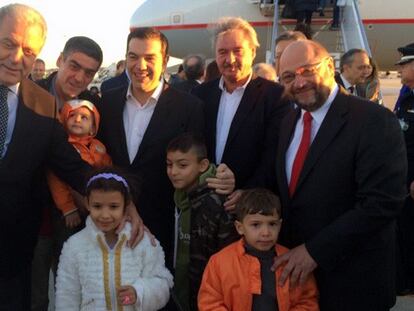 Avramapoulos, Tsipras y Schulz, con refugiados en Atenas.