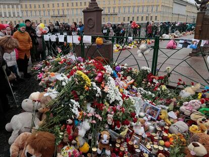 Ramos de flores em São Petersburgo em homenagem às vítimas.