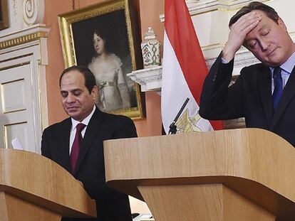 El primer ministre britànic, David Cameron (d), i el president egipci, Abdel Fattah al-Sisi (e), durant la roda de premsa.