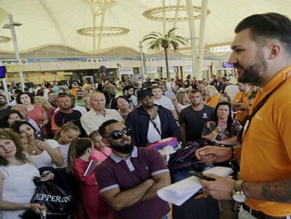 Caótico inicio de la repatriación de los turistas británicos en Egipto