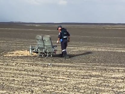 Equipos de rescate rusos inspeccionan restos del avión en Hassana (Egipto).