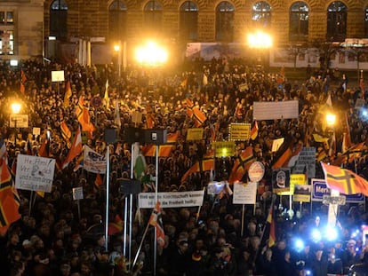 Simpatizantes del movimiento xenófobo Pegida, en una manifestación el lunes en Dresde