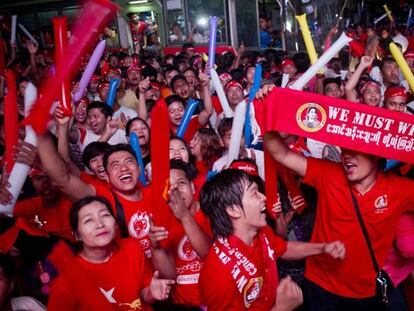 Seguidores de partido de Aung San Suu Kyi, anoche.