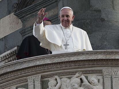 El Papa saluda a la multitud desde un balcón de la catedral de Prato.