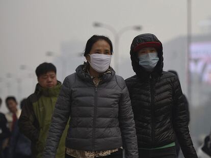 Varias personas caminan por Shenyang (China), este lunes.