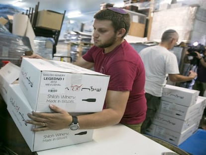 Un empleado de una fábrica israelí en territorio ocupado.