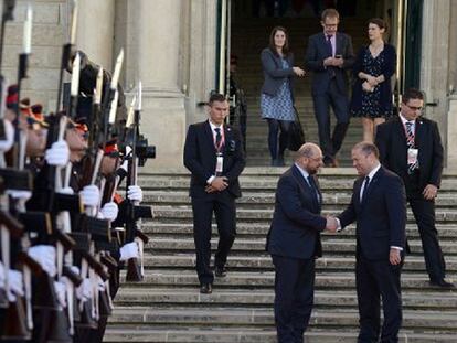 El presidente del Parlamento Europeo, Martin Schulz (izquierda), saluda al primer ministro de Malta, Josehp Muscat, este miércoles en La Valetta.