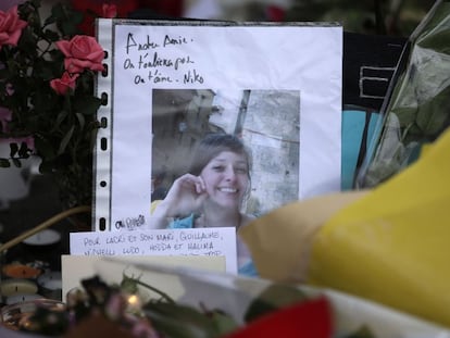 Un cartel recuerda a una de las víticmas del atentado
