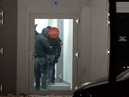 A polícia inspeciona um edifício de Estrasburgo.