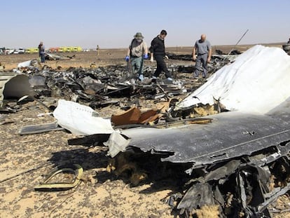 Investigadores russos no local da queda do avião.