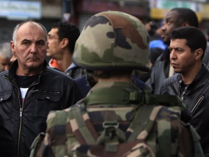 Moradores do bairro de Saint-Denis durante a operação antiterrorista.