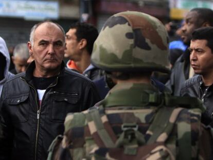 Vecinos del barrio de Saint-Denis durante la operación antiterrorista.