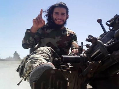 El terrorista de origen marroquí en una foto de febrero de 2014 en Siria que guardaba en su teléfono móvil. /