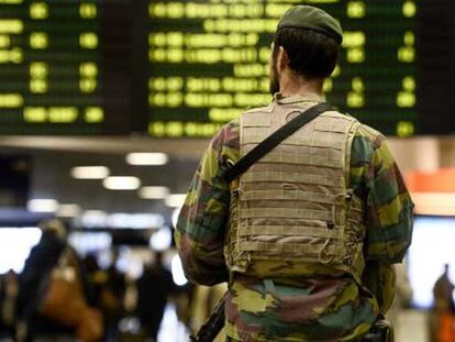 Un soldado patrulla en la estación de tren de Bruselas Midi.