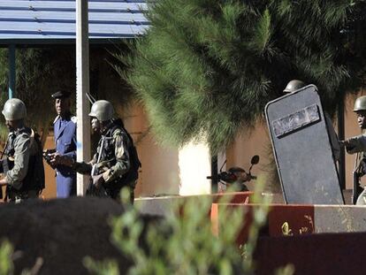 Tropas malieneses toman posiciones fuera del hotel asaltado en Bamako.