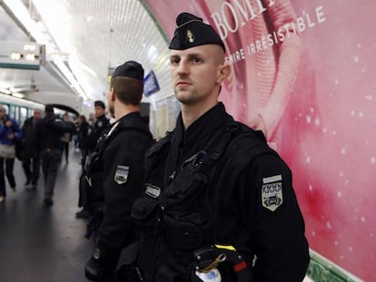 Um policial francês, no Metro de Paris.