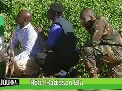 Forças se segurança durante a invasão do hotel Radisson em Bamako.